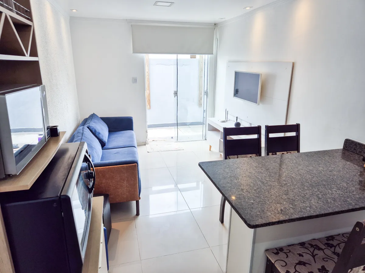 Vista geral da Fundos Viva, com sala ampla e cozinha americana