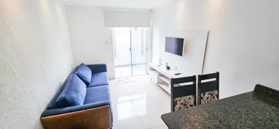 Sala ampla da Fundos Viva com sofá e TV smart