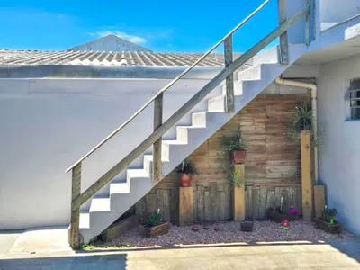 Acesso pela escada ao segundo andar da Casa de Cima